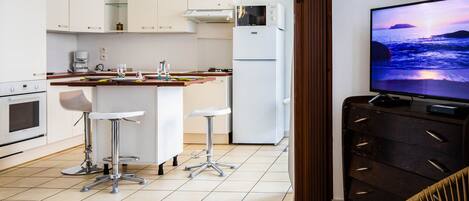 Réfrigérateur, micro-ondes, four, cafetière/bouilloire