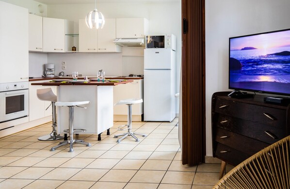 Fridge, microwave, oven, coffee/tea maker