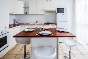 Fridge, microwave, oven, coffee/tea maker