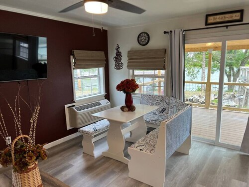 Waterfront 2 Bedroom/Duplex G/Newly Remodeled