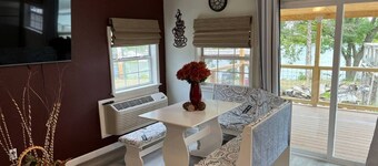 Waterfront 2 Bedroom/Duplex G/Newly Remodeled