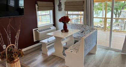 Waterfront 2 Bedroom/Duplex G/Newly Remodeled