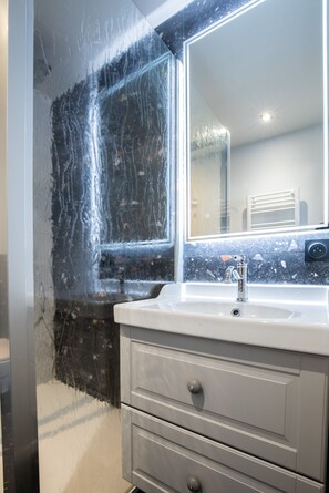 Een douche, een haardroger, handdoeken, shampoo