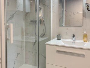 Dusche, Haartrockner, Handtücher, Seife