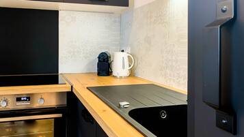 Een koelkast, een microgolfoven, een oven