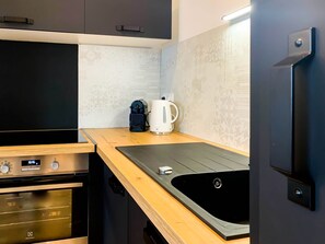 Geladeira, micro-ondas, fogão, cafeteira/chaleira