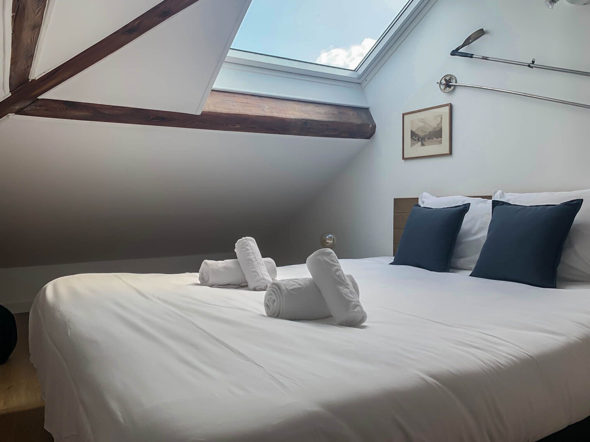 Tabla de planchar con plancha, wifi gratis y ropa de cama 