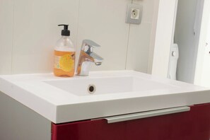 Shower, hair dryer, towels, soap - Mistinguett au cœur de la vieille ville (Annecy)