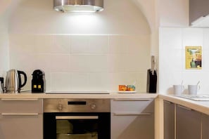Geladeira, micro-ondas, fogão, lava-louças