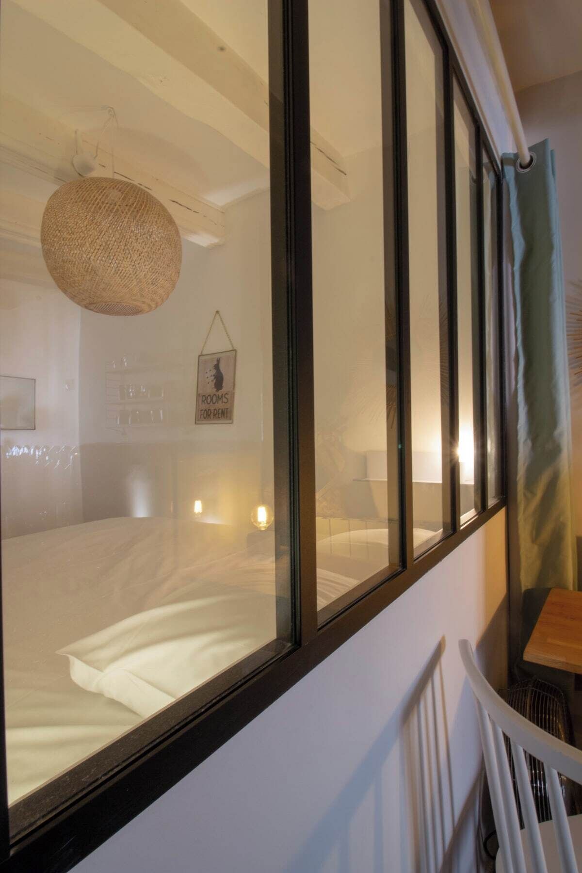 Tabla de planchar con plancha, wifi gratis y ropa de cama 