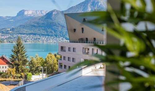 Elegant luxe vue lac et garage