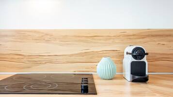 Een koelkast, een microgolfoven, een oven