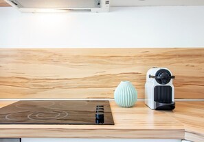 Kühlschrank, Mikrowelle, Ofen, Wasserkocher mit Kaffee-/Teezubehör