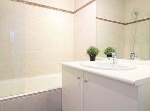 Badewanne, Haartrockner, Handtücher, Seife