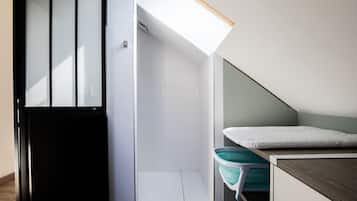 1 habitación, tabla de planchar con plancha, wifi gratis y ropa de cama