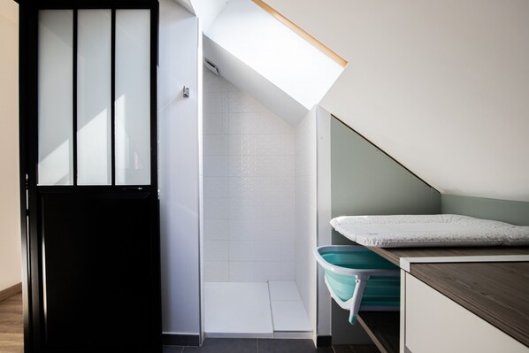 Tabla de planchar con plancha, wifi gratis y ropa de cama