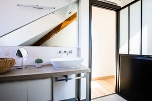 Douche, séchoir à cheveux, serviettes fournies, shampooing