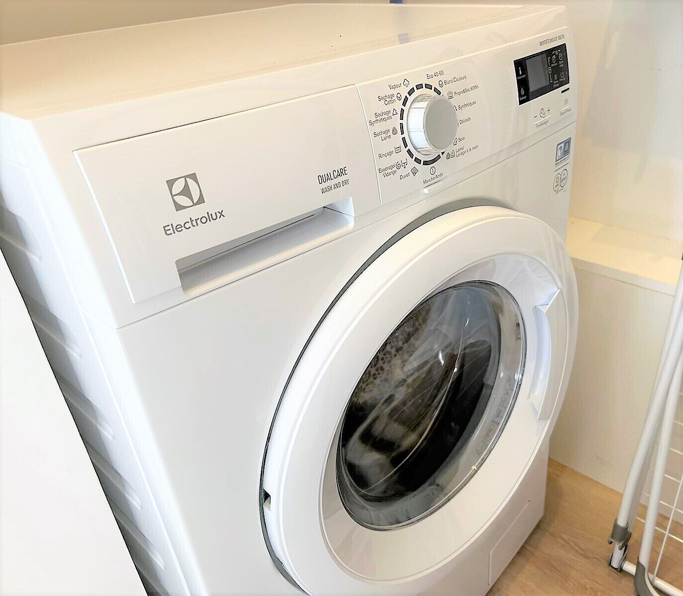 Vue de face d’un lave-linge Electrolux blanc, doté d’un panneau de commande et d’un écran numérique.