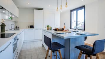 Een koelkast, een microgolfoven, een oven, een vaatwasser