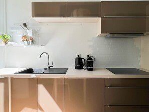 Frigorifero, microonde, forno, piano cottura