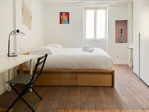 1 slaapkamer, een strijkplank/strijkijzer, gratis wifi, beddengoed