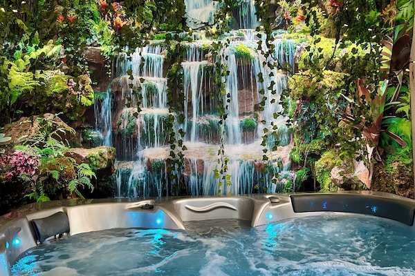 Relax in the hot tub in the private curtained porch. It's a tropical oasis.