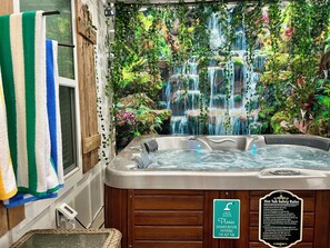 Spa - NEW CABIN ~HOT TUB IN THEATER~1 QUIET ACRE ~HIKING ~FIRE PIT ~KING SUITES (Columbia)
