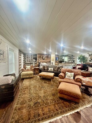 Interior - NEW CABIN ~HOT TUB IN THEATER~1 QUIET ACRE ~HIKING ~FIRE PIT ~KING SUITES (Columbia)