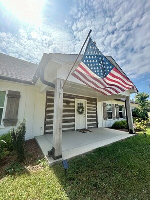 Exterior - NEW CABIN ~HOT TUB IN THEATER~1 QUIET ACRE ~HIKING ~FIRE PIT ~KING SUITES (Columbia)
