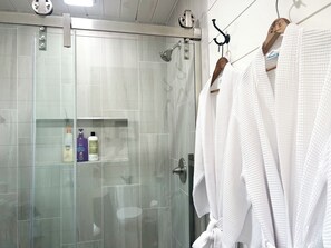 Regadera, amenidades de baño ecológicas, secadora de cabello, batas 