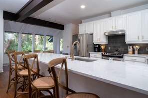 雪櫃、微波爐、焗爐、爐具