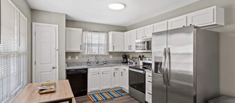 Sleeps 8. Cozy Bungalow in Downtown Georgetown