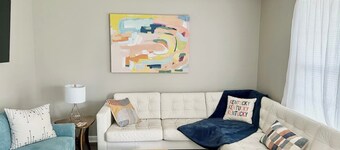 Sleeps 8. Cozy Bungalow in Downtown Georgetown