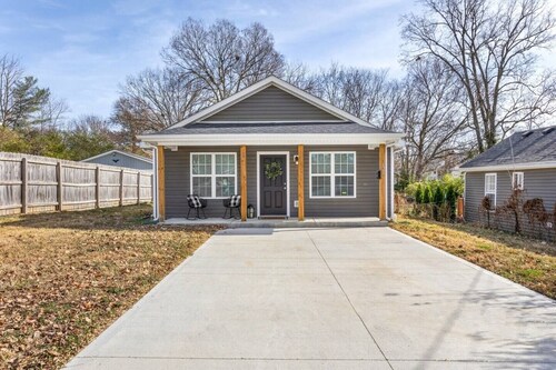 Sleeps 8. Cozy Bungalow in Downtown Georgetown
