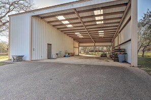 المنطقة المحيطة بالمنشأة