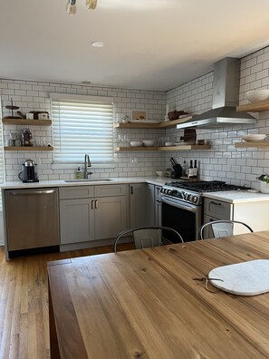 Réfrigérateur, un four, surface de cuisson, lave-vaisselle