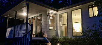 Private bushland retreat in Colo Valley w/firepit and scenic country ambience!