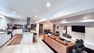 TV connectée, livres, médiathèque, chaîne hi-fi