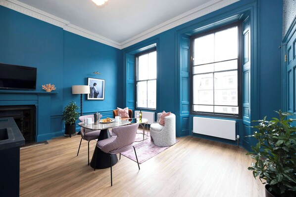 Interior - Chic Studio w/Castle View - 3rd floor (Edinburgh)