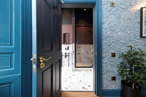 Shower, hair dryer, towels - Chic Studio w/Castle View - 3rd floor (Edinburgh)