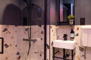 シャワー、ヘアドライヤー、タオル