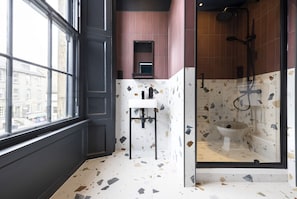 Shower, hair dryer, towels