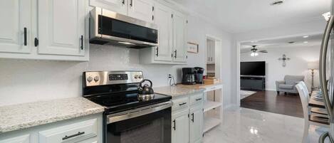 Frigorífic, microones, forn i placa de cuina