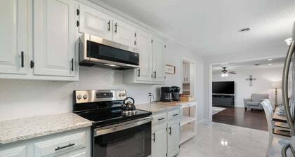 The Nest-Cozy 4BR in the heart of town w/ fire pit