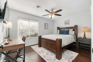 4 slaapkamers, een bureau, een strijkplank/strijkijzer, gratis wifi