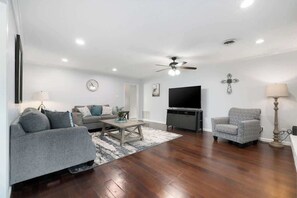 Een televisie en een kantoor