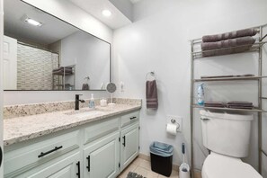 Een haardroger, handdoeken, zeep, shampoo