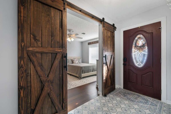 4 bedrooms, iron/ironing board, travel crib, WiFi - The Nest-Cozy 4BR in the heart of town w/ fire pit (Fort Smith)