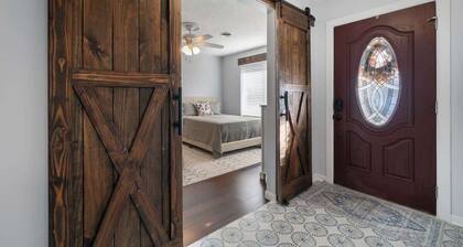 The Nest-Cozy 4BR in the heart of town w/ fire pit