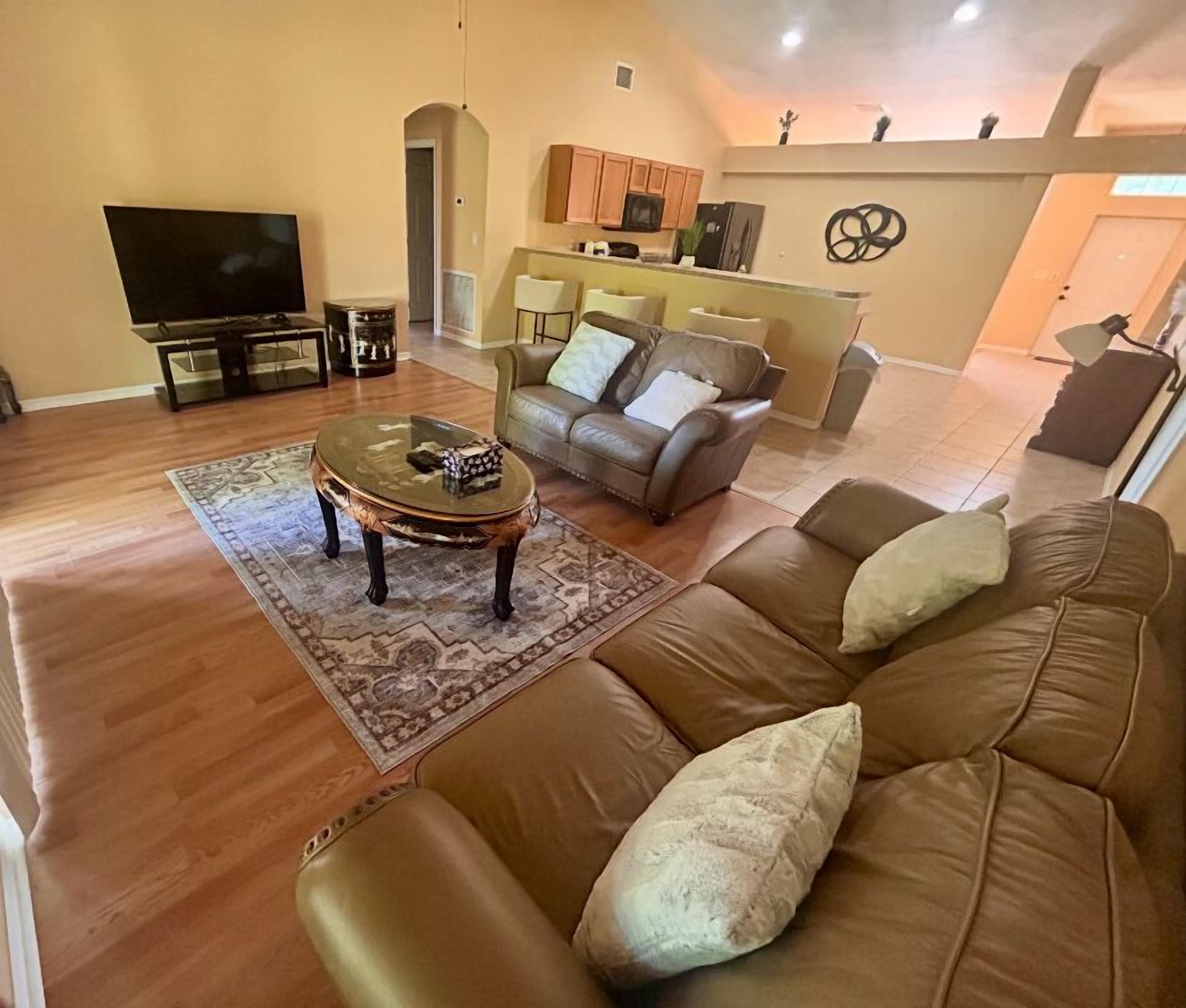 Een smart-tv en boeken